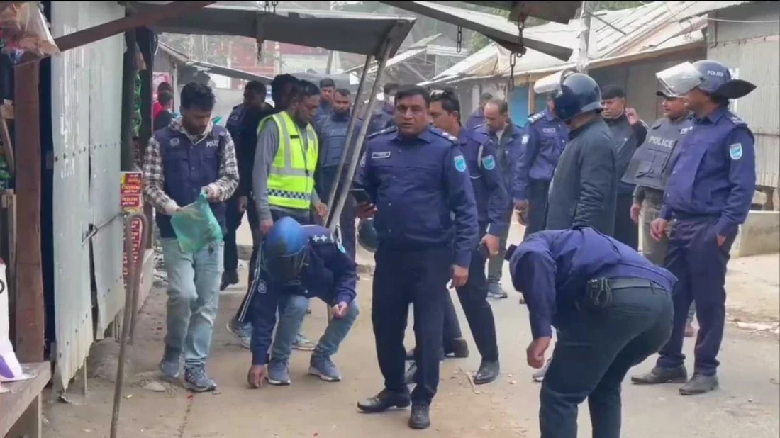 শরীয়তপুরে দুই পক্ষের সংঘর্ষে শতাধিক ককটেল বিস্ফোরণ, তরুণের হাত ক্ষতবিক্ষত